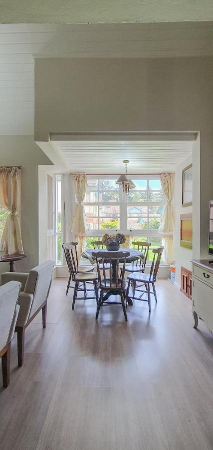 Duplex Floresta Negra - Sua Base Perfeita Em Gramado! Otima Localizacao Lagonegro 500M - 02 Quartos E 02 Banheiros Para Familia Em Condominio Fechad0, Cozinha Completa Com Garagem E Portaria 24H Buitenkant foto